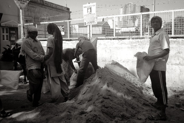Workmen and -women carrying sand in Chennai, India