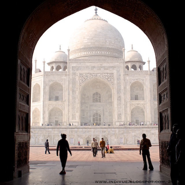 Taj Mahal photographed with a SLR camera in 2011