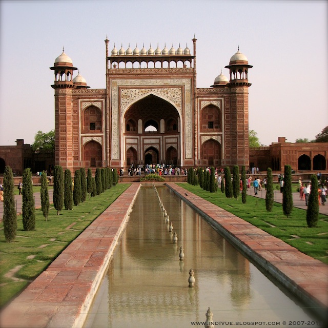 The entrance of Taj Mahal and the pond