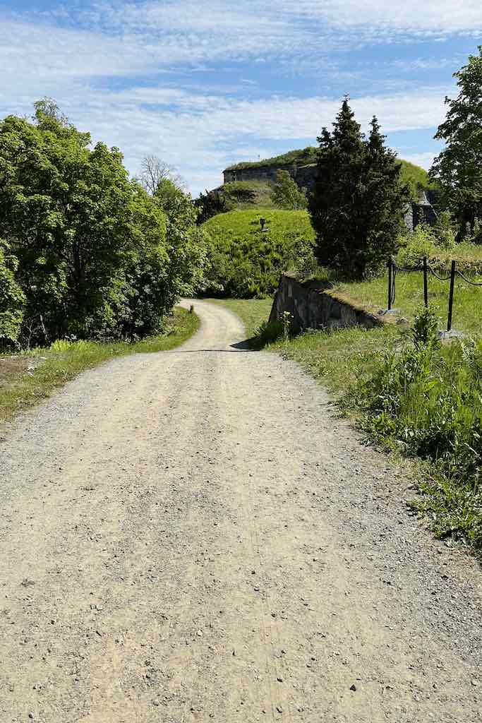 Vallisaari road and hill