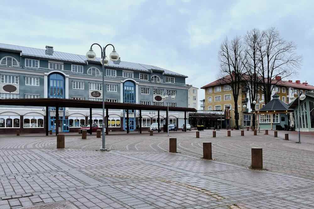 Buildings in Mariehamn center on a cloudy day