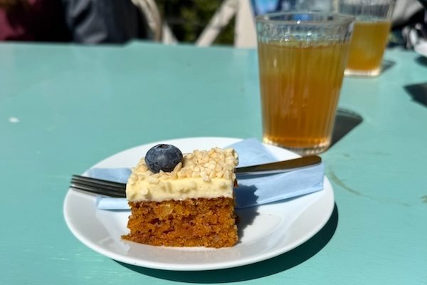 Carrot cake and house lemonade at Café Taideterassi