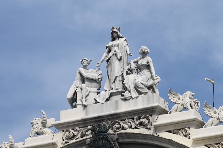 Barcelona’s Customs building and its sculpture group