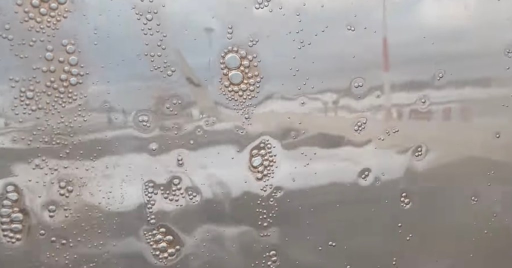 De-icing liquid on the airplane
