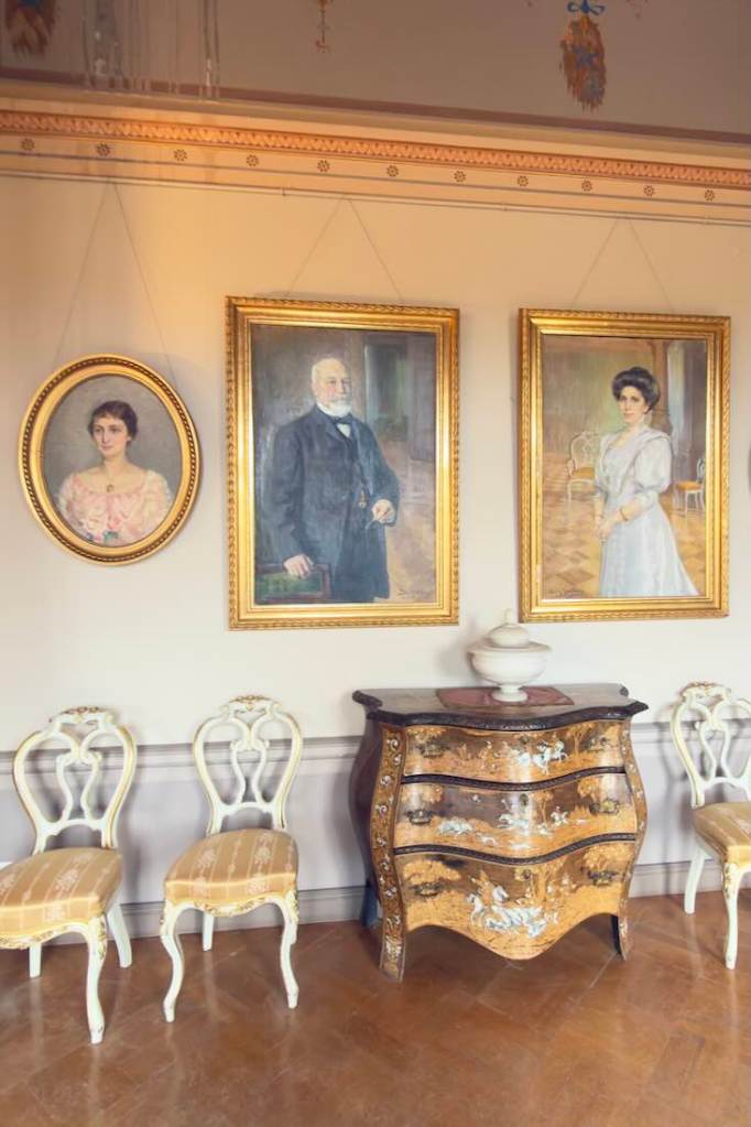 Malmgård Manor and painted portraits of the forefathers