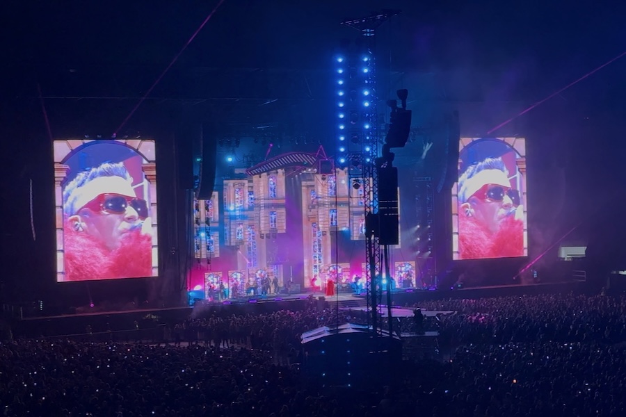Robbie Williams singing on stage